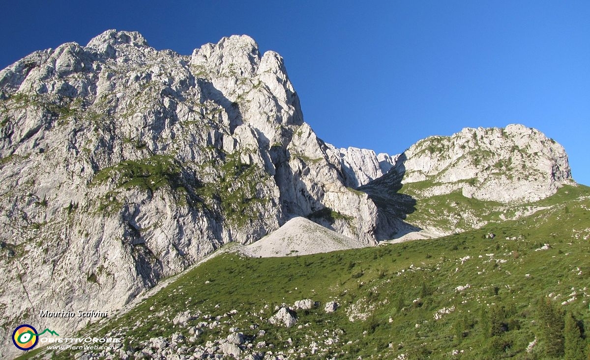 08 Ecco le Presolane, a sinistra i pendii risaliti dalla ferrata....JPG